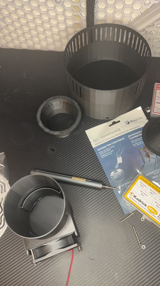 The fan screwed into the square pocket on the inner tube